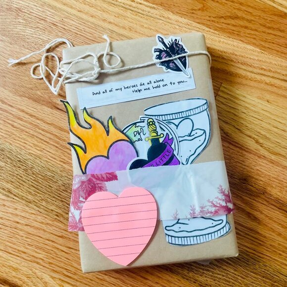 Blind Date with a Book (Choose Your Genre) - Picture 1 of 7